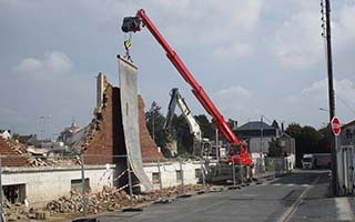 photo d'une démolition avec un tapis de protection